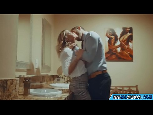 ❤️ جڏهن هڪ busty سنهري اوھان کي هڪ عوامي آرام روم ۾ seduces ❤️  ﹏